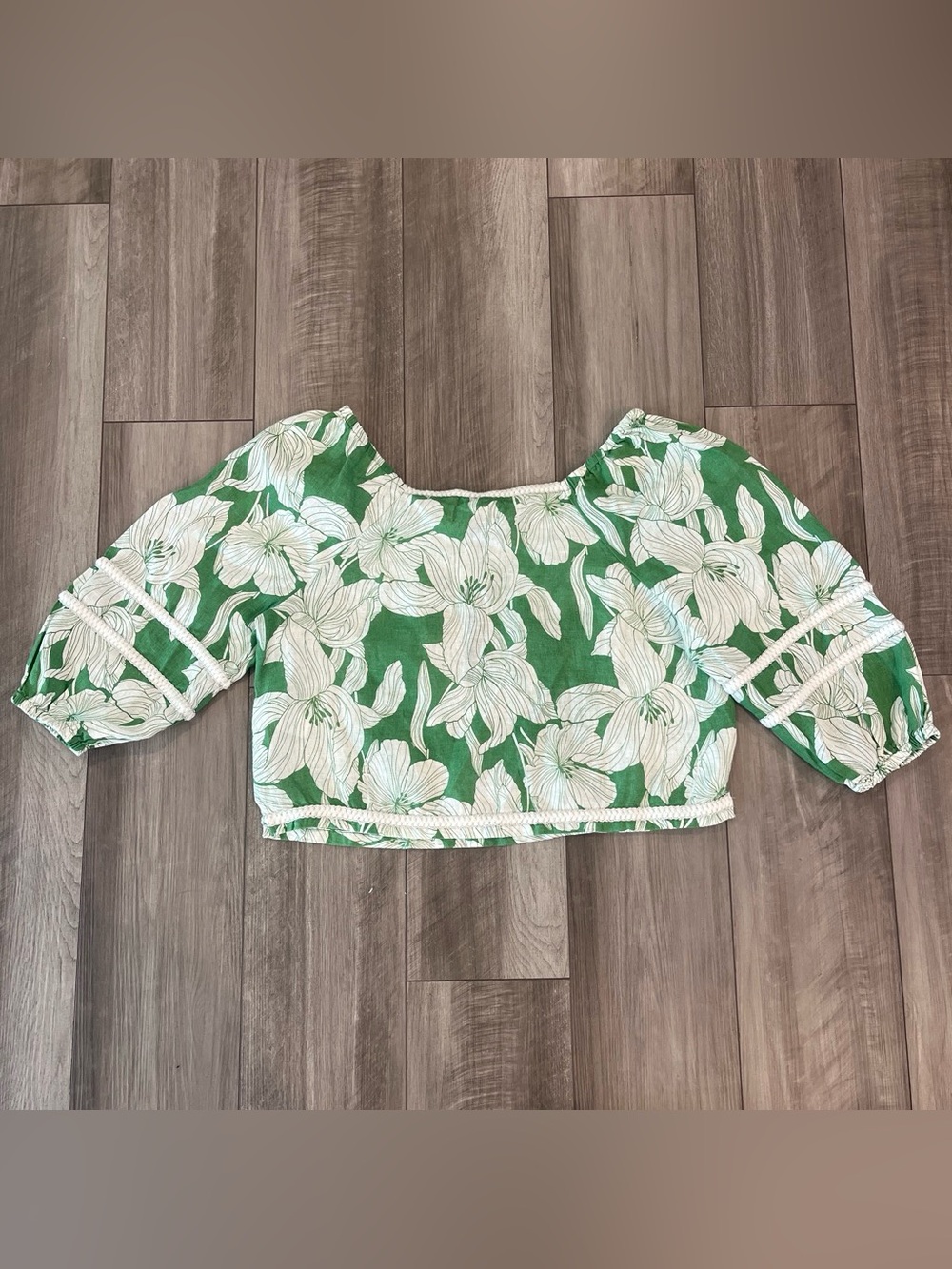 Tahari Square Neck Green and White Floral Puff-Sleeve Crop Top
